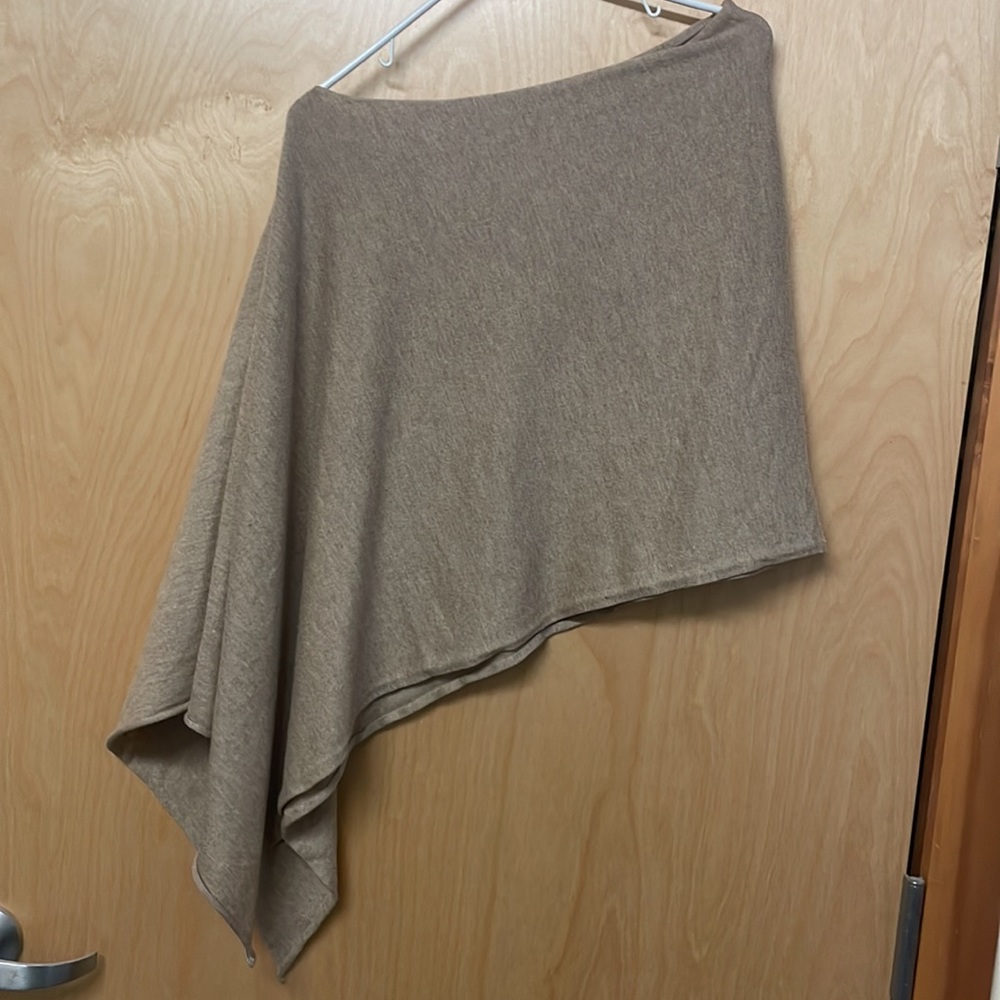 Lux Collexion luxury connected shall. Contains 30% cashmere. Very soft and warm. - Picture 3 of 11